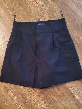 ZARA Black High-Waist Pleated Women's Shorts